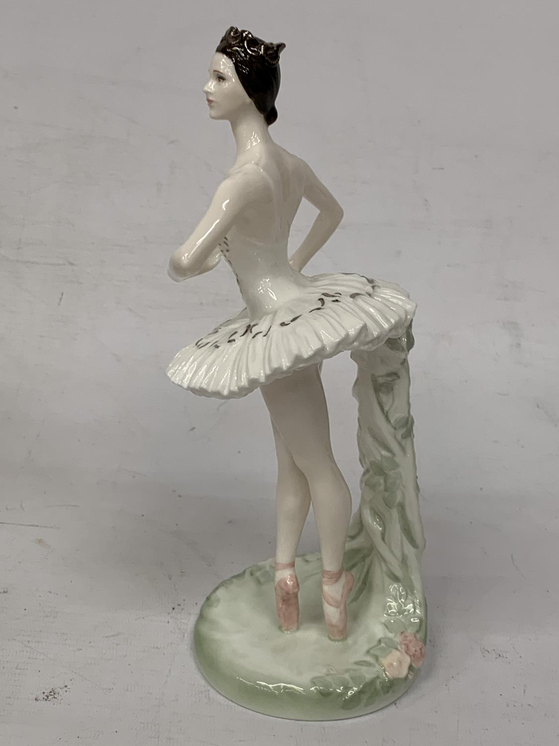 A COALPORT FIGURINE "DAME BERYL GREY" FROM THE ROYAL ACADEMY OF DANCING COLLECTION CELEBRATING THE - Image 2 of 5