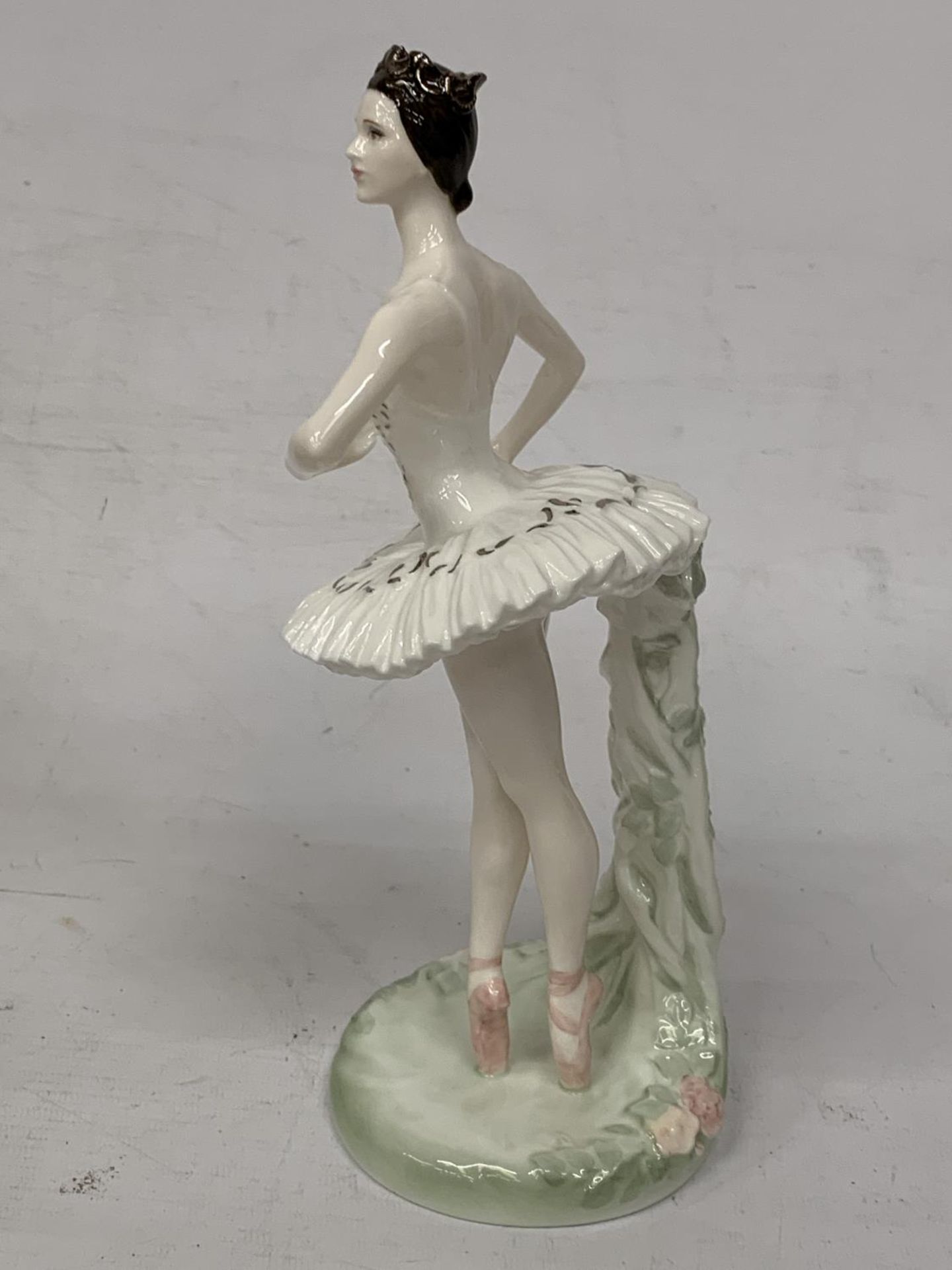 A COALPORT FIGURINE "DAME BERYL GREY" FROM THE ROYAL ACADEMY OF DANCING COLLECTION CELEBRATING THE - Bild 2 aus 5