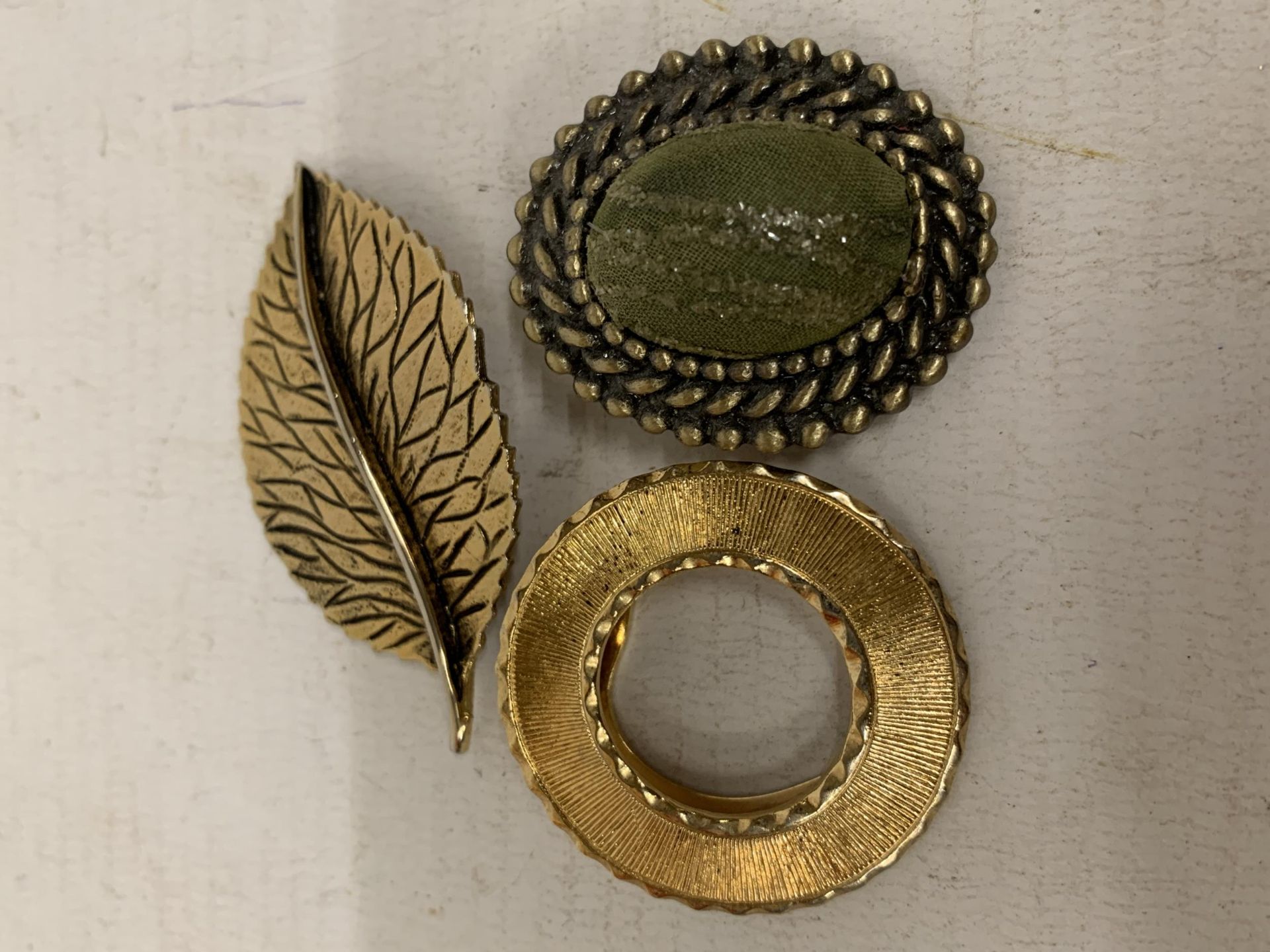 A QUANTITY OF VINTAGE BELT BUCKLES, HAIR SLIDES AND HAT PINS - Image 2 of 4