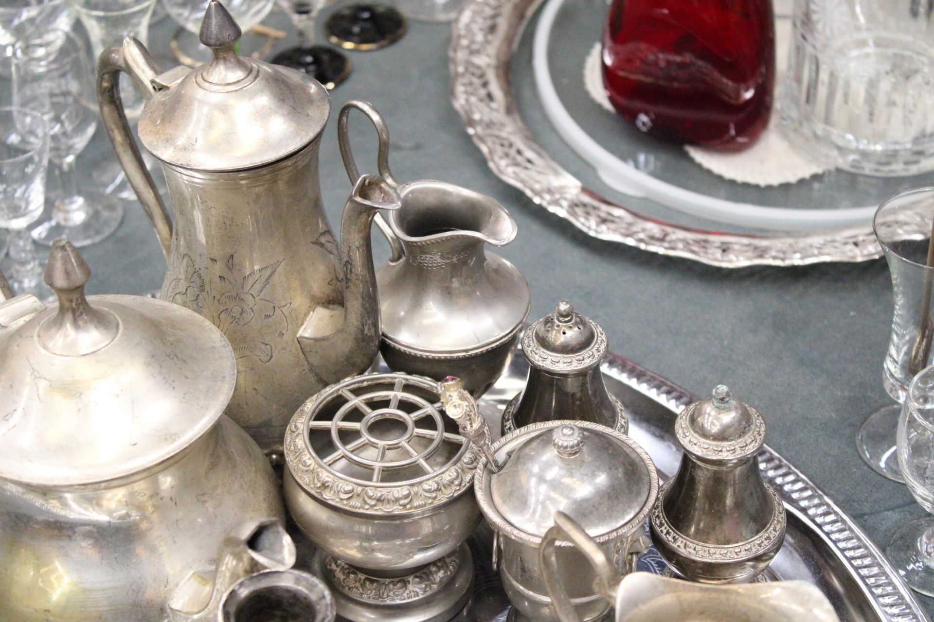 A QUANTITY OF SILVER PLATED ITEMS TO INCLUDE, A TRAY, TEAPOT, COFFEE POT, CANDLESTICK, JUGS, A CRUET - Image 4 of 6