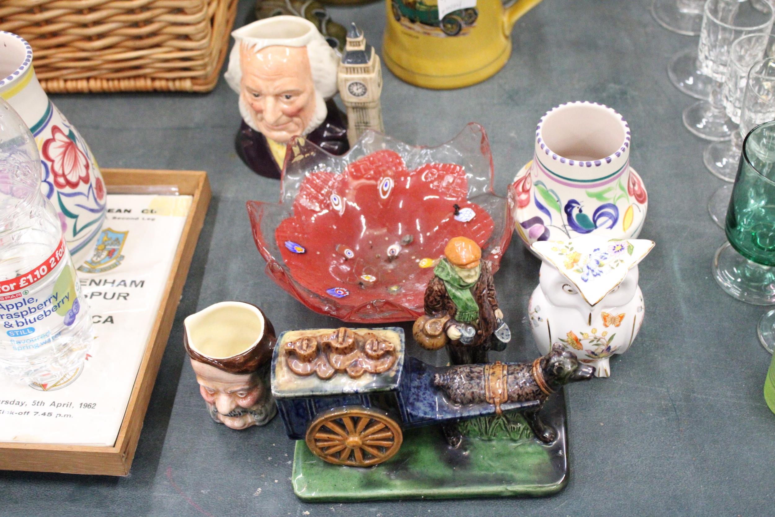 A QUANTITY OF CERAMICS TO INCLUDE POOLE POTTERY VASES, AN AYNSLEY OWL TRINKET BOX, SMALL TOBY