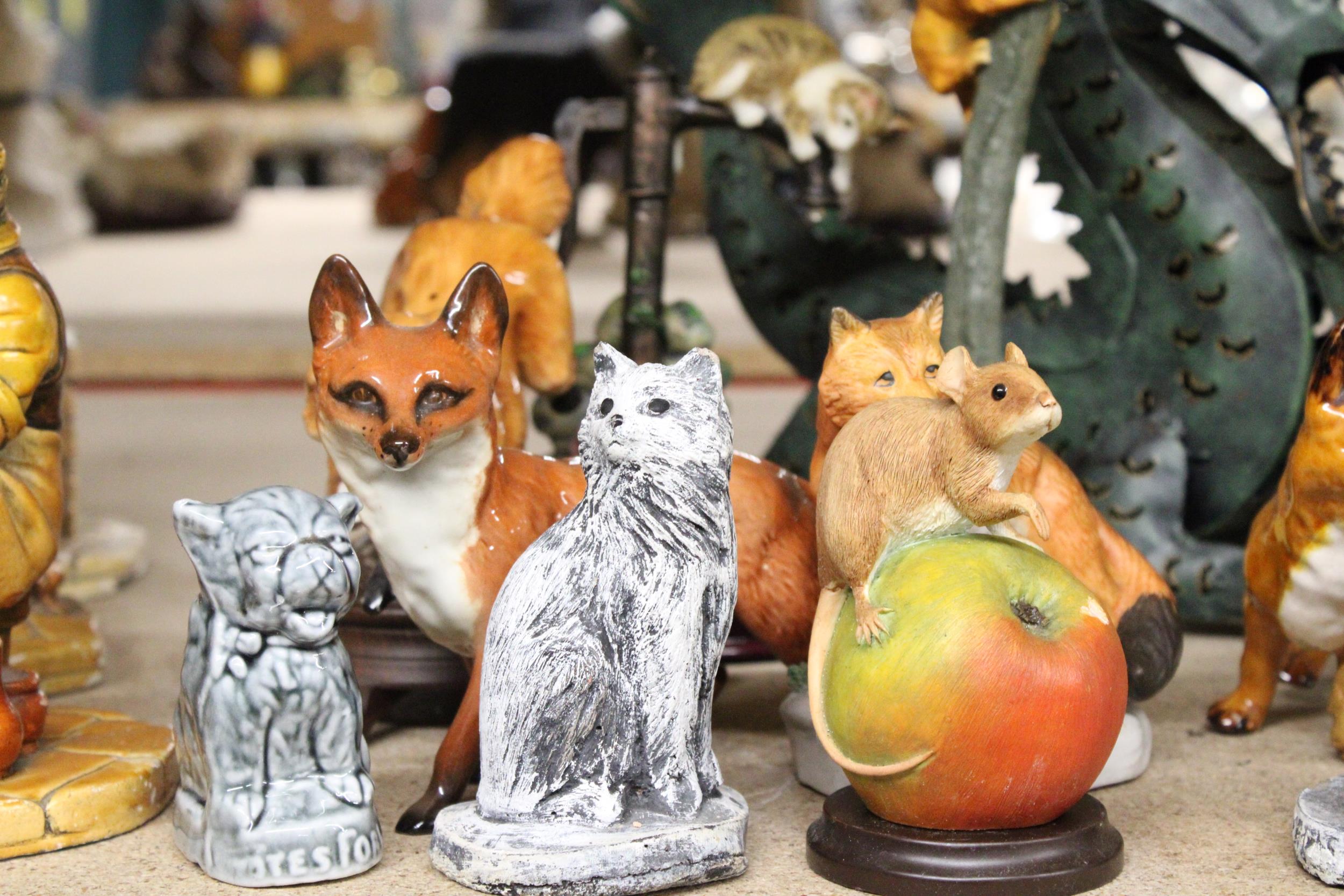 A COLLECTION OF THIRTEEN ANIMAL FIGURES TO INCLUDE FOXES, A METAL DRAGON, CATS, ETC - SOME A/F - Image 3 of 5