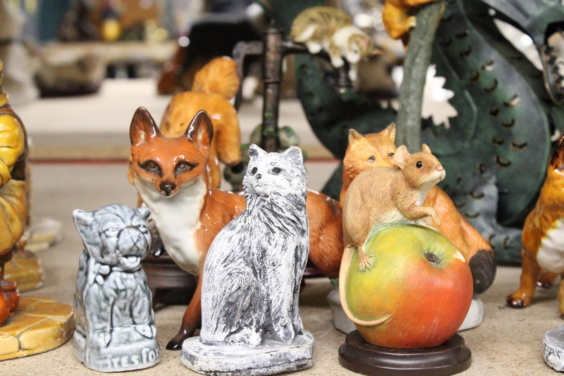 A COLLECTION OF THIRTEEN ANIMAL FIGURES TO INCLUDE FOXES, A METAL DRAGON, CATS, ETC - SOME A/F - Image 3 of 5