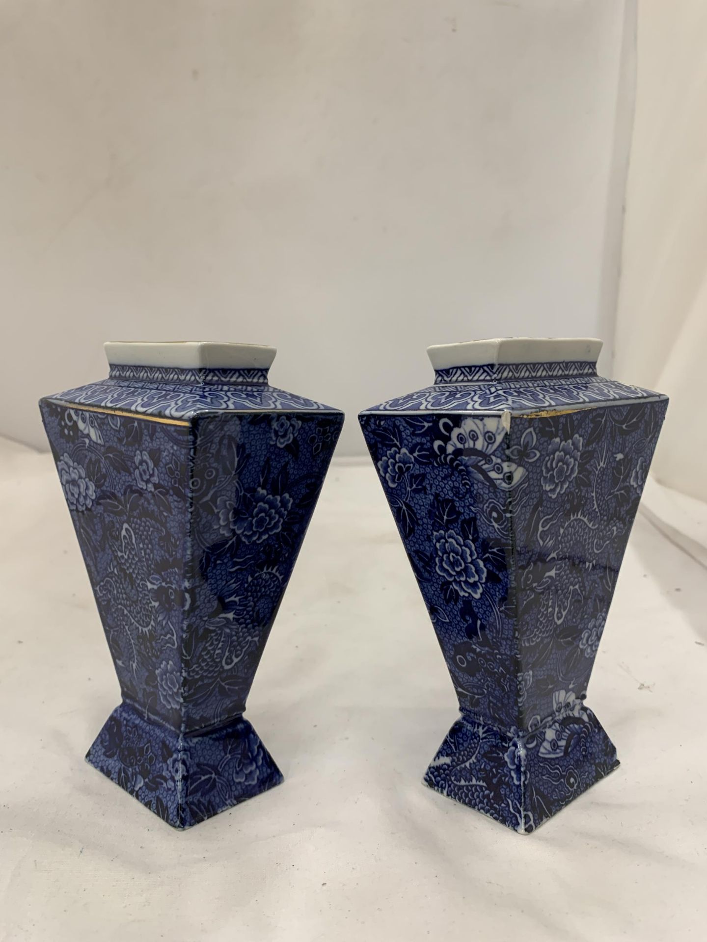 A PAIR OF EARLY 20TH CENTURY, SHELLEY, 'BLUE DRAGON' VASES, HEIGHT 15CM - Image 4 of 9