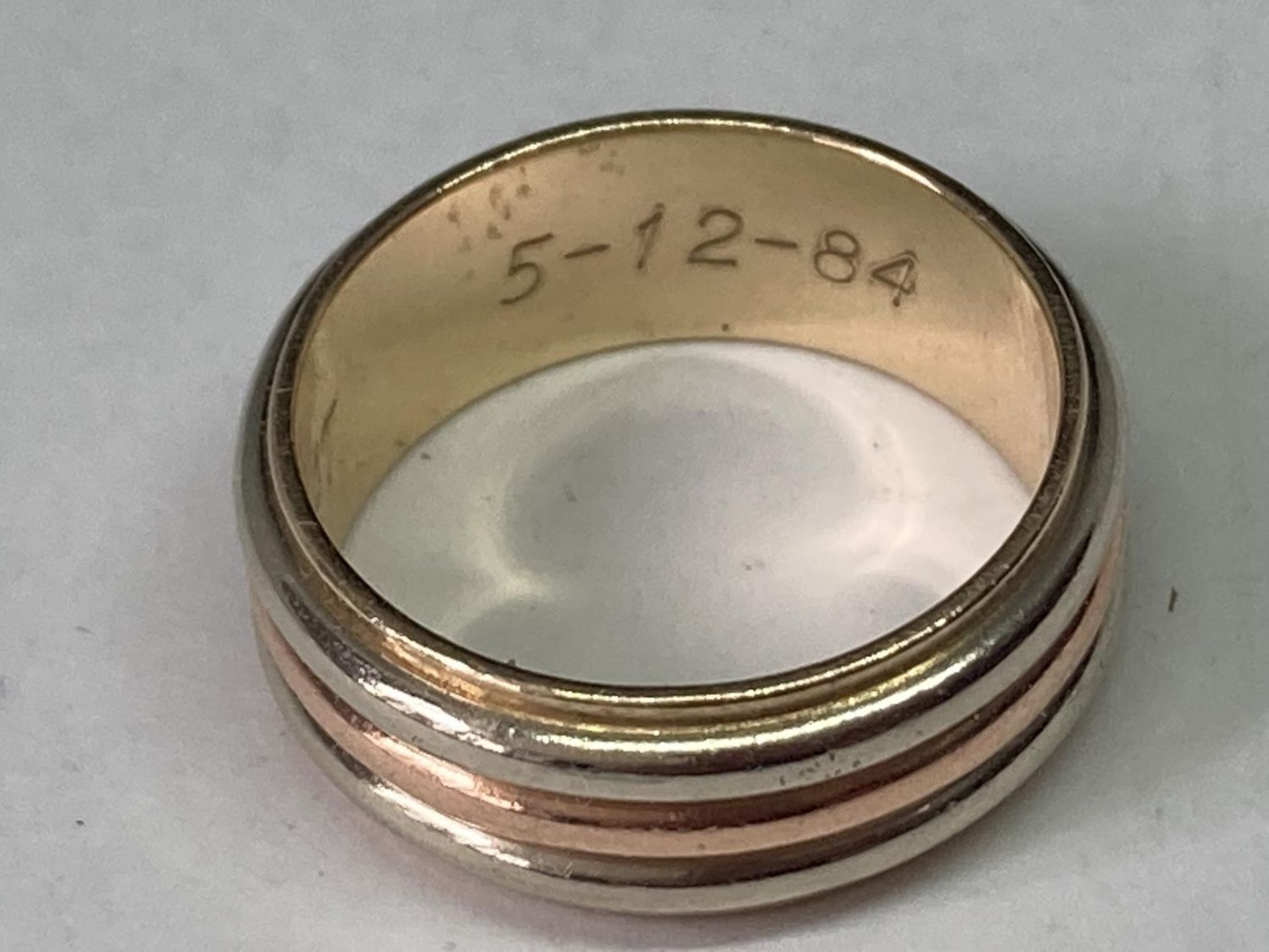 A TESTED TO 9 CARAT THREE COLOUR GOLD RING ENGRAVED INSIDE GROSS WEIGHT 7.99 GRAMS - Bild 4 aus 6
