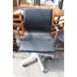 A MODERN BLACK FAUX LEATHER SWIVEL DESK CHAIR WITH POLISHED CHROME ARMS AND BASE