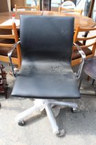 A MODERN BLACK FAUX LEATHER SWIVEL DESK CHAIR WITH POLISHED CHROME ARMS AND BASE