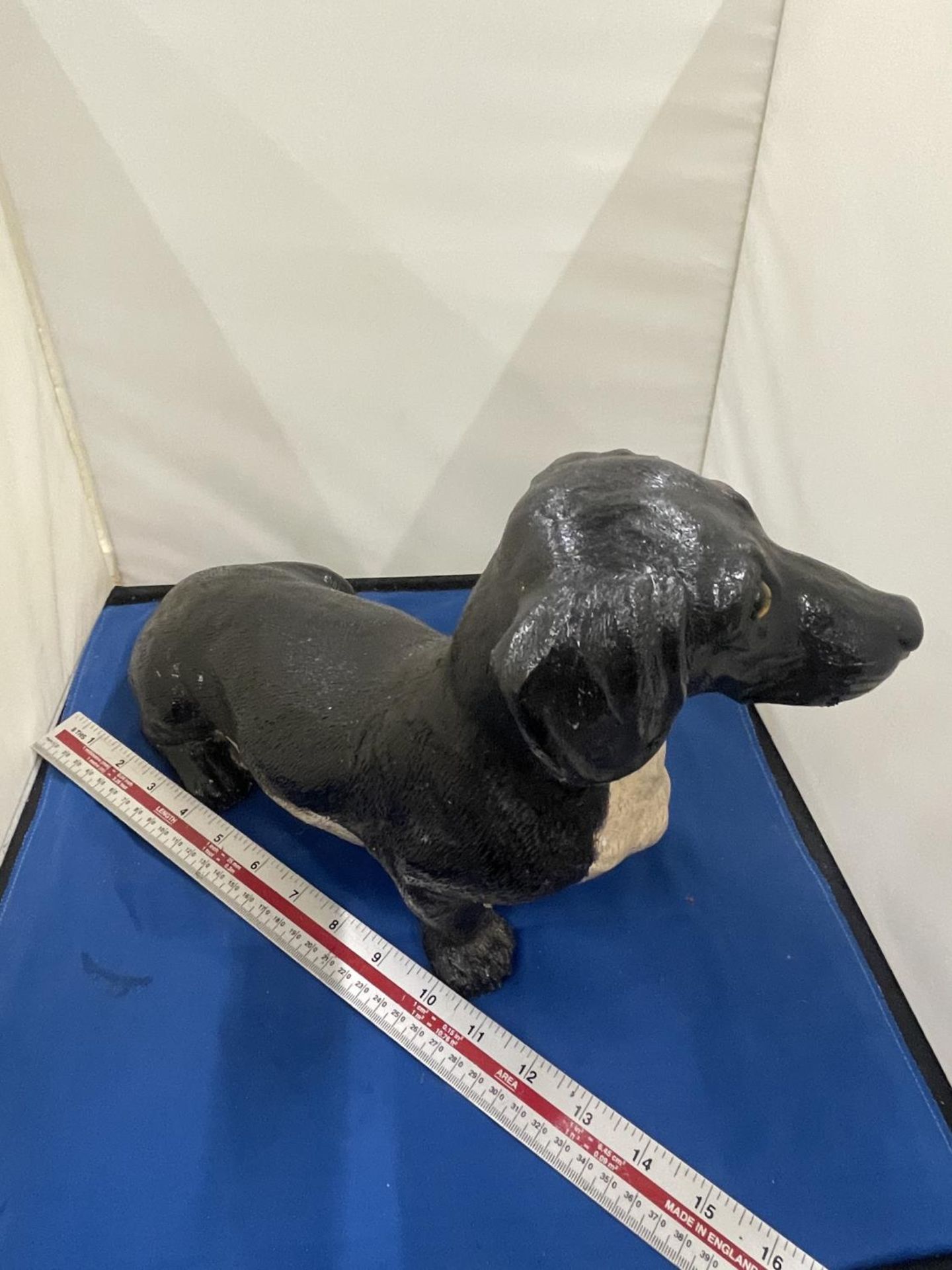 A LARGE FIGURE OF A DACHSHUND APPROXIMATELY 36CM IN LENGTH - Image 8 of 8