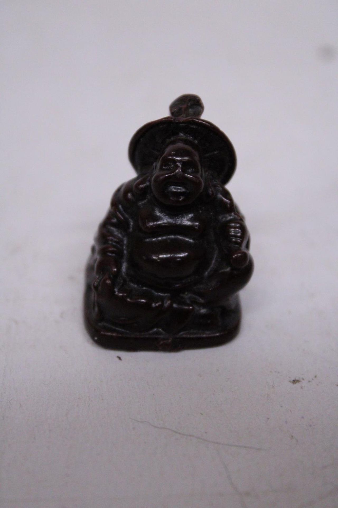 A BOXED BRONZE MEDAL "GREAT WALL OF CHINA" WITH A MINIATURE BUDDAH - Image 2 of 5