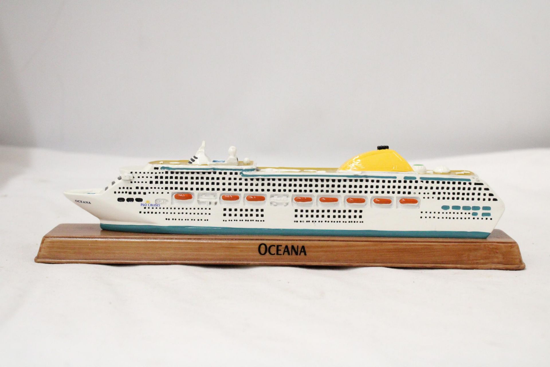 A HEAVY, SOLID, OCEAN LINER ON WOODEN STAND, 'OCEANA', LENGTH 27CM, HEIGHT 6CM - Image 2 of 6