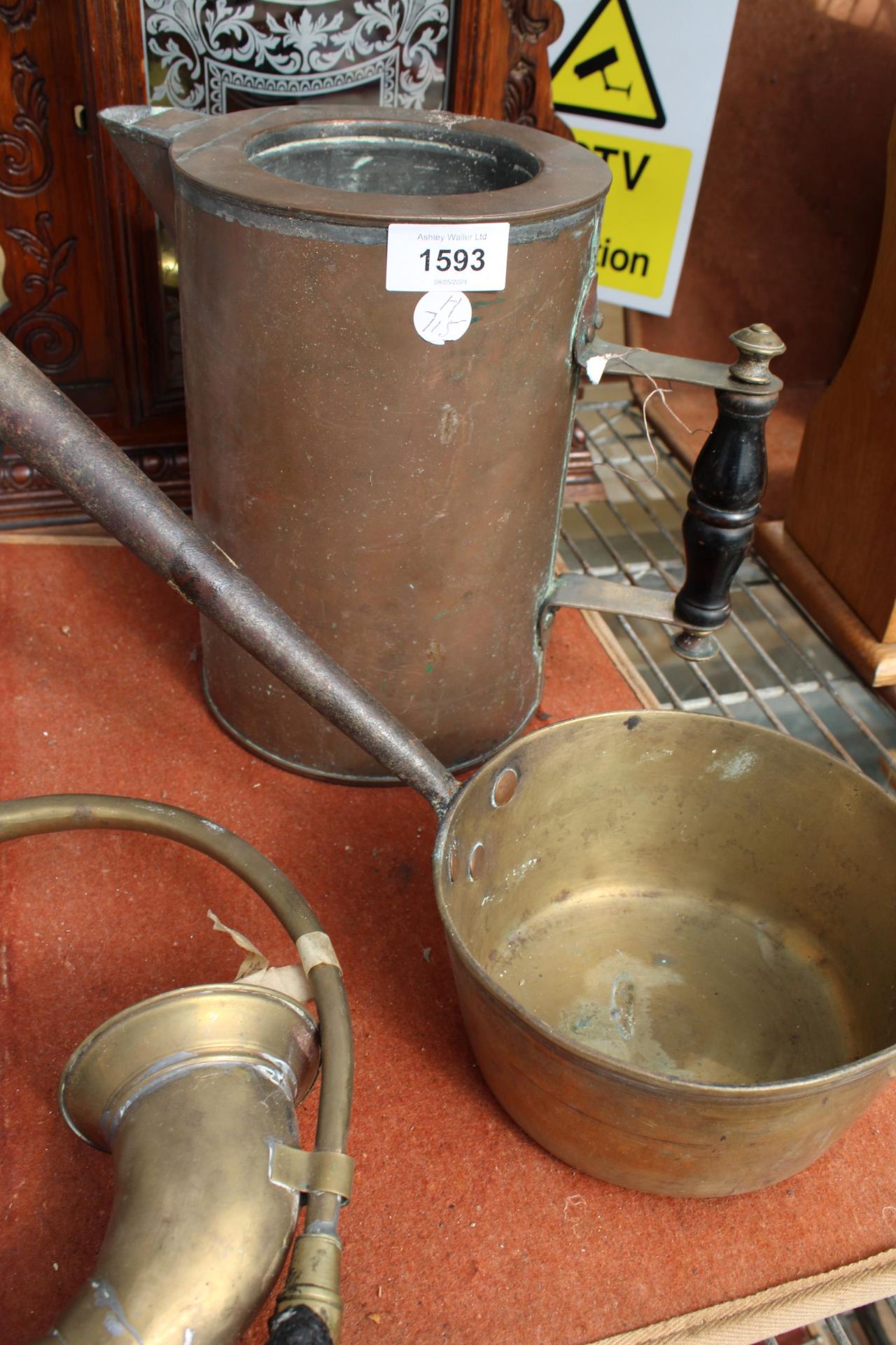 THREE VINTAGE ITEMS TO INCLUDE A COPPER KETTLE AND A BRASS PAN - Image 2 of 2