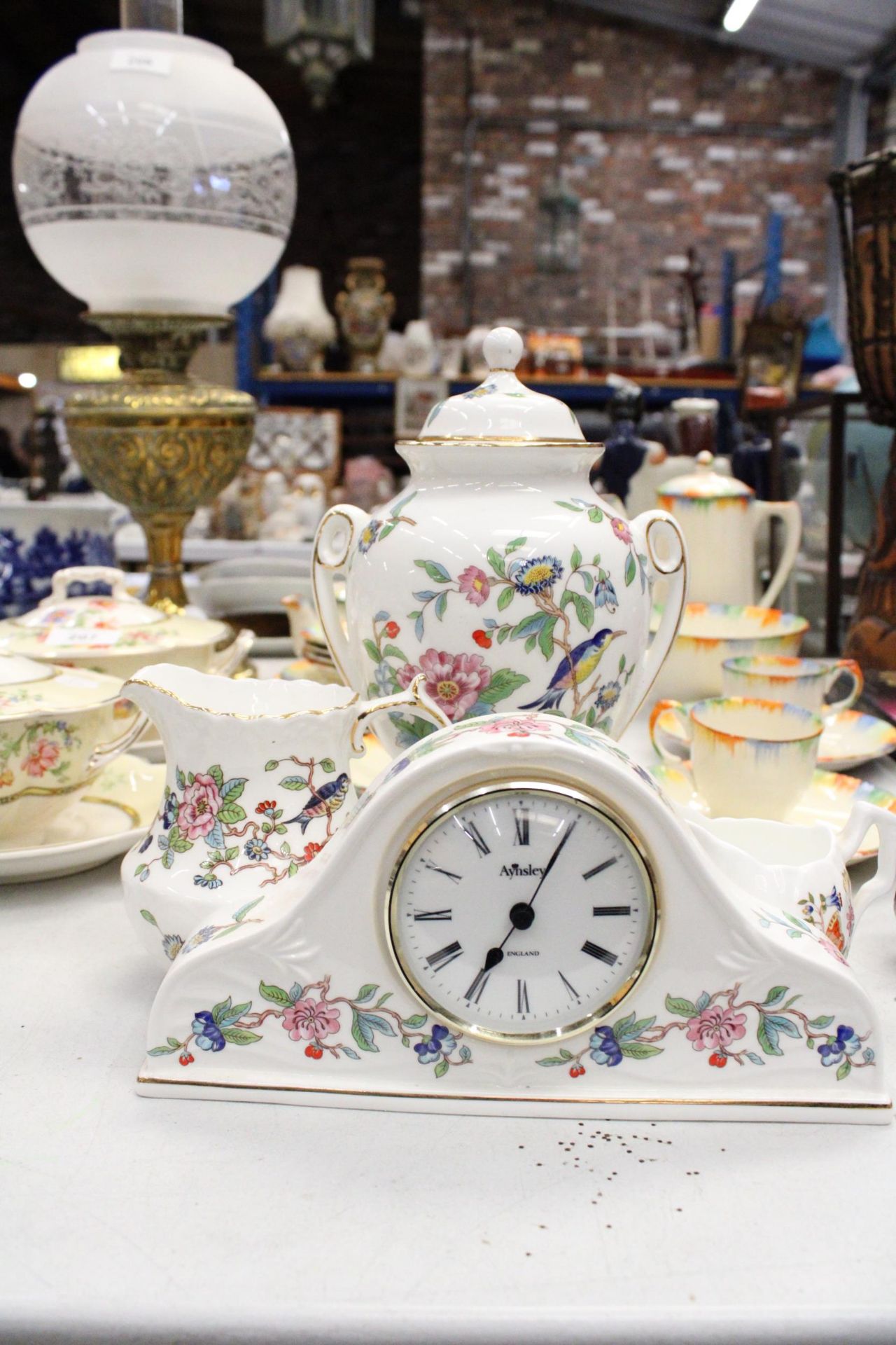 FOUR PIECES OF AYNSLEY 'PEMBROKE' AND 'COTTAGE GARDEN', TO INCUDE A MANTLE CLOCK, JUGS AND A - Bild 2 aus 6