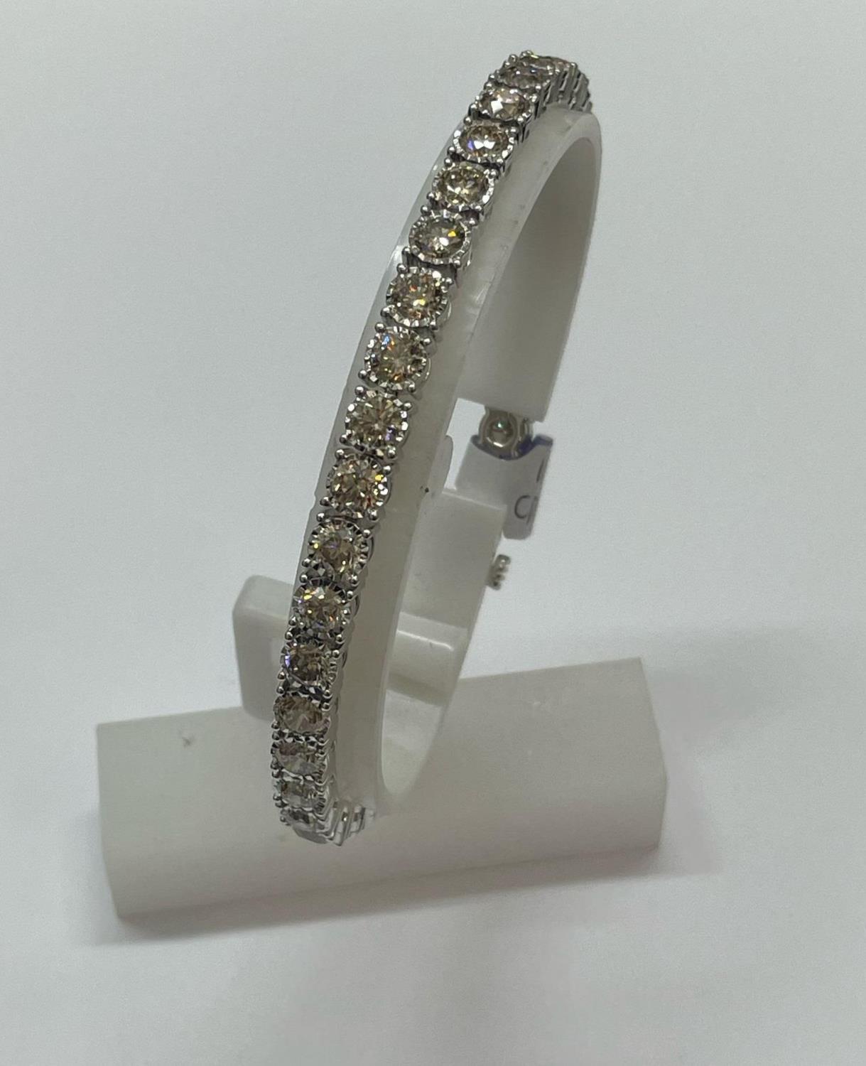 A NEW 9 CARAT WHITE GOLD BRACELET, SET WITH BRILLIANT CUT DIAMONDS - TOTAL DIAMOND WEIGHT 11.10