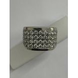 A GENTLEMAN'S 14 CARAT WHITE GOLD RING SET WITH APPROXIMATELY 5 CARATS OF BRILLIANT CUT DIAMONDS,