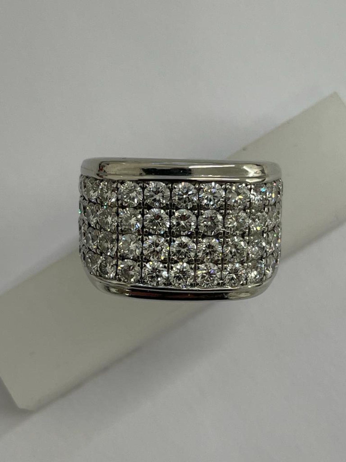 A GENTLEMAN'S 14 CARAT WHITE GOLD RING SET WITH APPROXIMATELY 5 CARATS OF BRILLIANT CUT DIAMONDS,