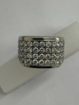 A GENTLEMAN'S 14 CARAT WHITE GOLD RING SET WITH APPROXIMATELY 5 CARATS OF BRILLIANT CUT DIAMONDS,