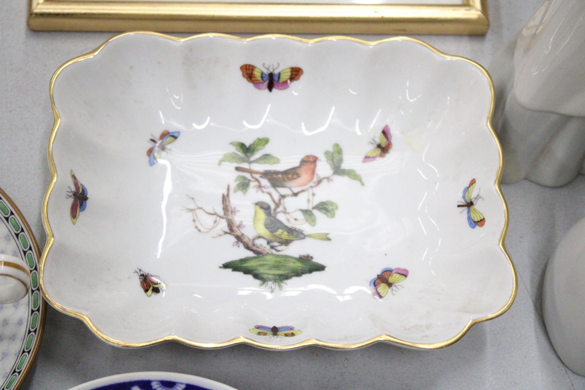 A MIXED LOT TO INCLUDE AN ORIENTAL STLE EMBROIDERED PICTURE, A GILT EDGED BOWL WITH BIRD DECORATION, - Image 3 of 6