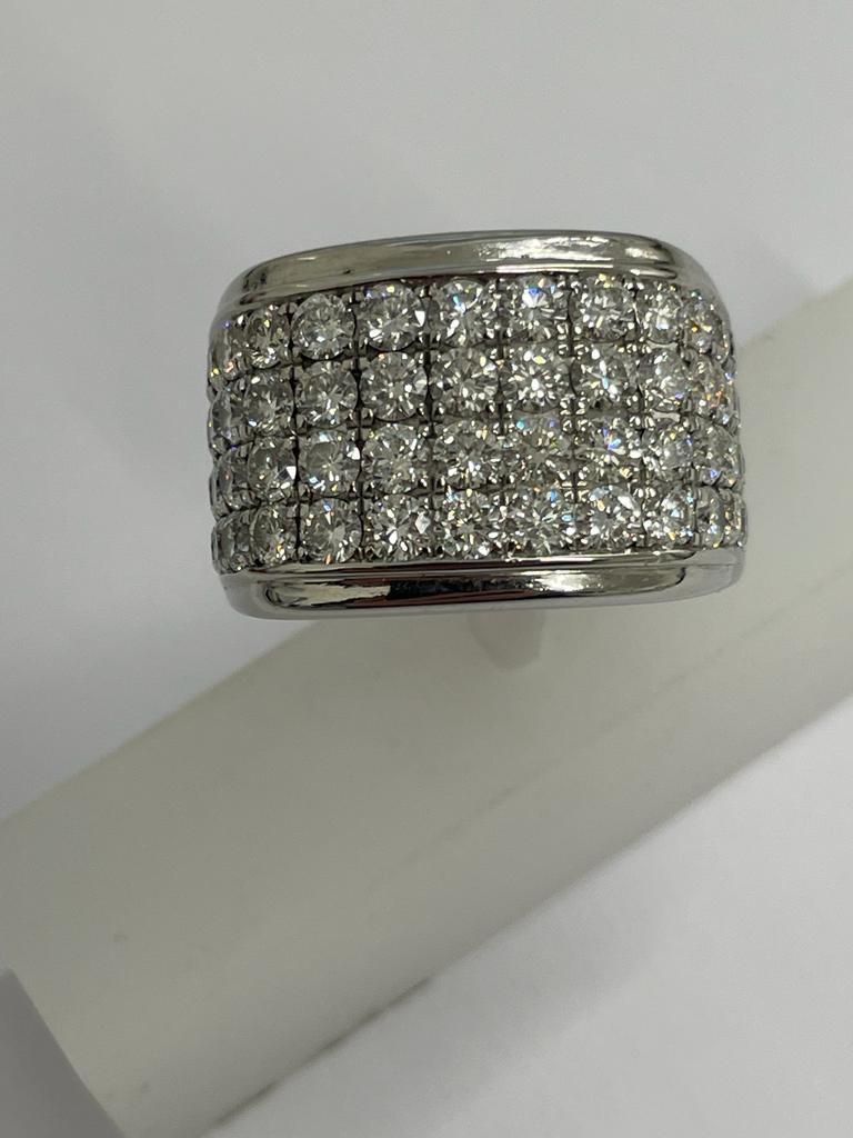 A GENTLEMAN'S 14 CARAT WHITE GOLD RING SET WITH APPROXIMATELY 5 CARATS OF BRILLIANT CUT DIAMONDS, - Image 8 of 8