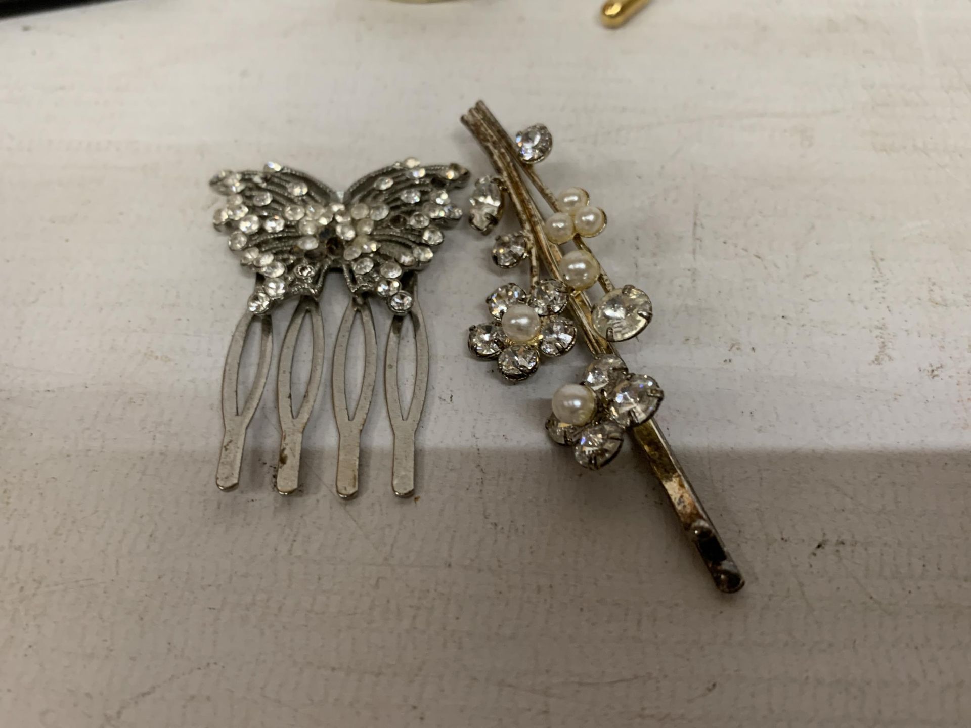 A QUANTITY OF VINTAGE BELT BUCKLES, HAIR SLIDES AND HAT PINS - Image 4 of 4