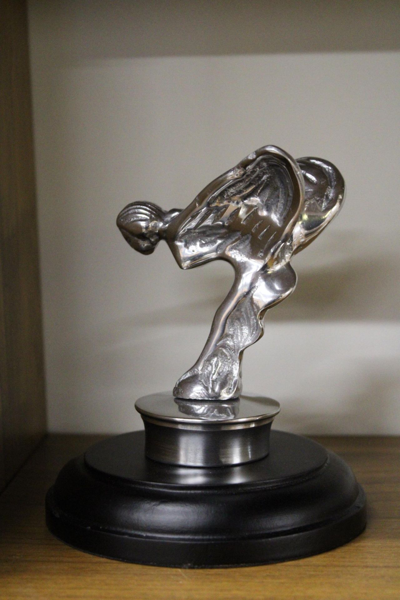 A CHROME FLYING LADY ON A BASE, HEIGHT 14.5CM - Image 2 of 4