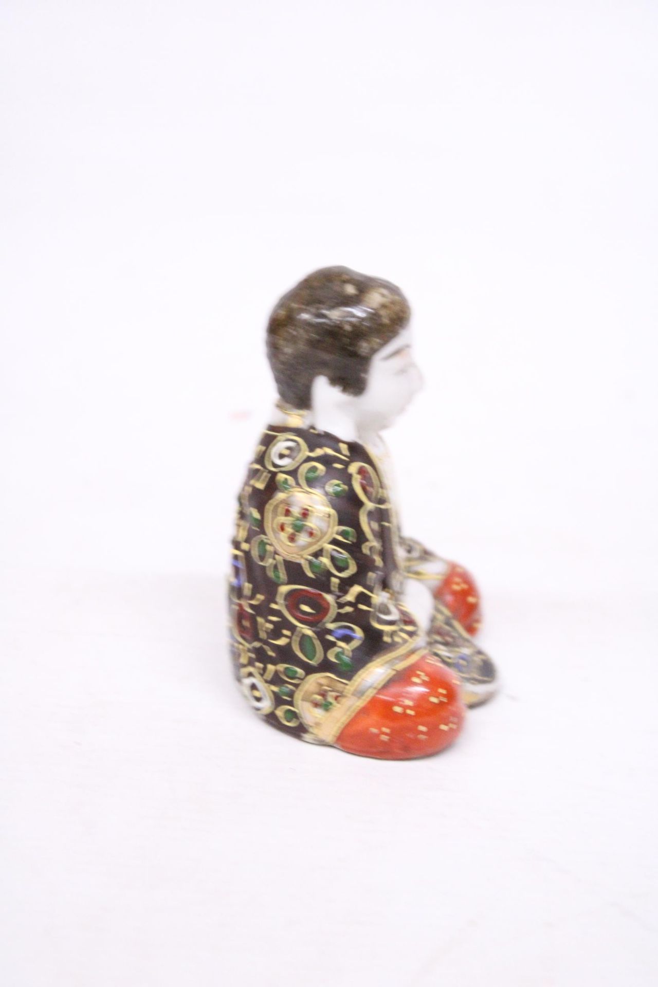 A VINTAGE JAPANESE MORIAGE SITTING BUDDHA HAND PAINTED CERAMIC SLIPWARE - SIGNED - APPROX 9 CM - Image 4 of 6