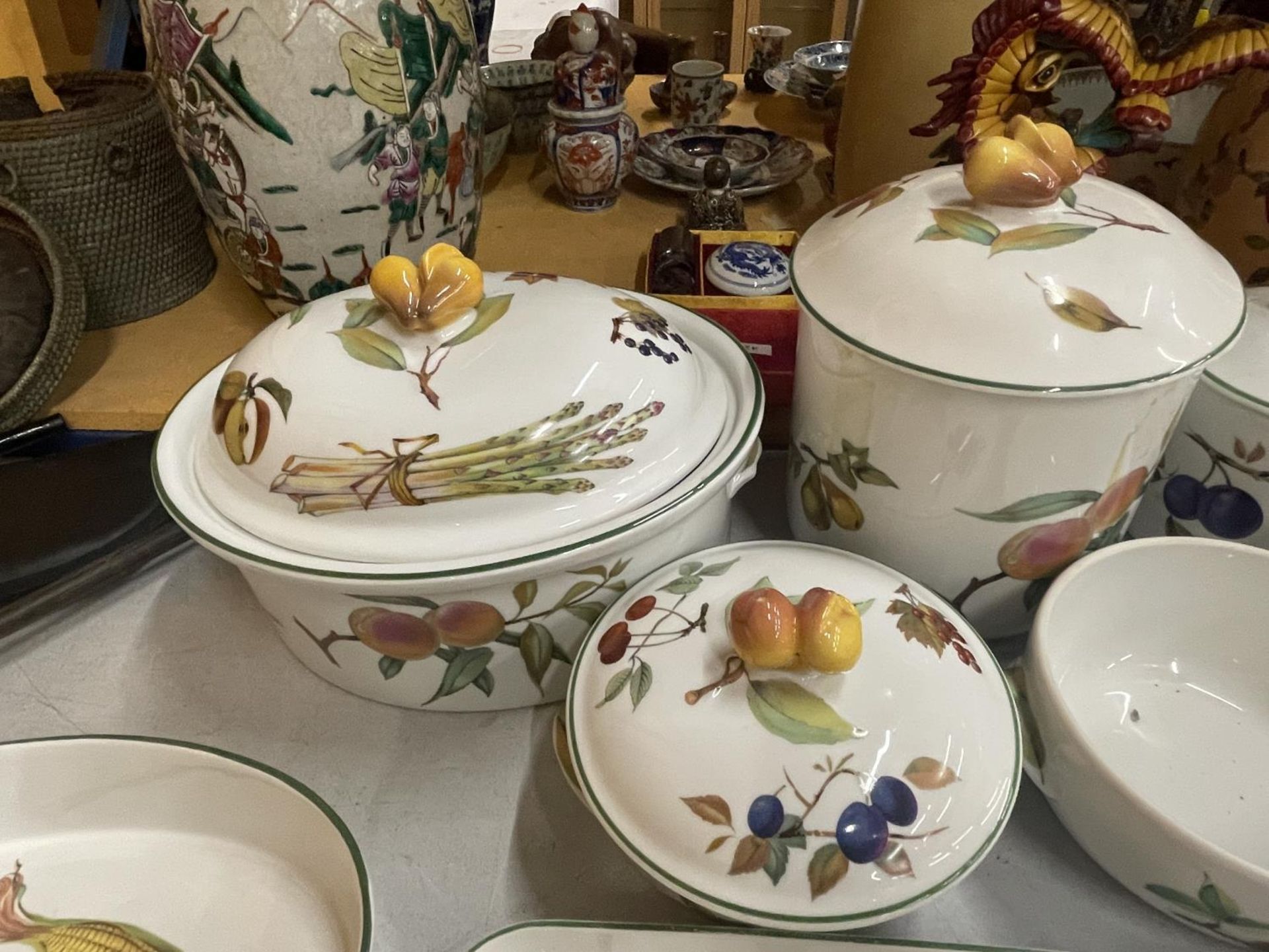 FOURTEEN LARGE ITEMS OF ROYAL WORCESTER EVESHAM TO INCLUDE LIDDED SERVING DISHES, BREAD BIN, - Image 3 of 12