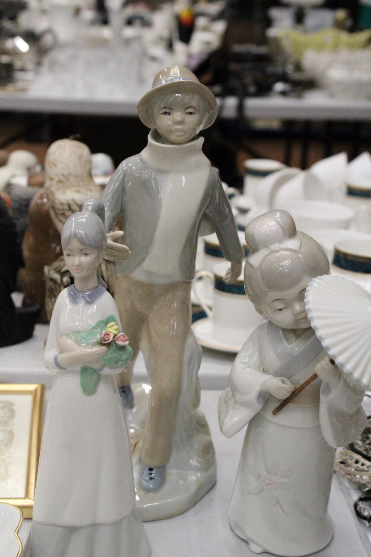 A COLLECTION OF SIX LLADRO STYLE FIGURES TO INCLUDE A ROYAL DOULTON - Image 5 of 6
