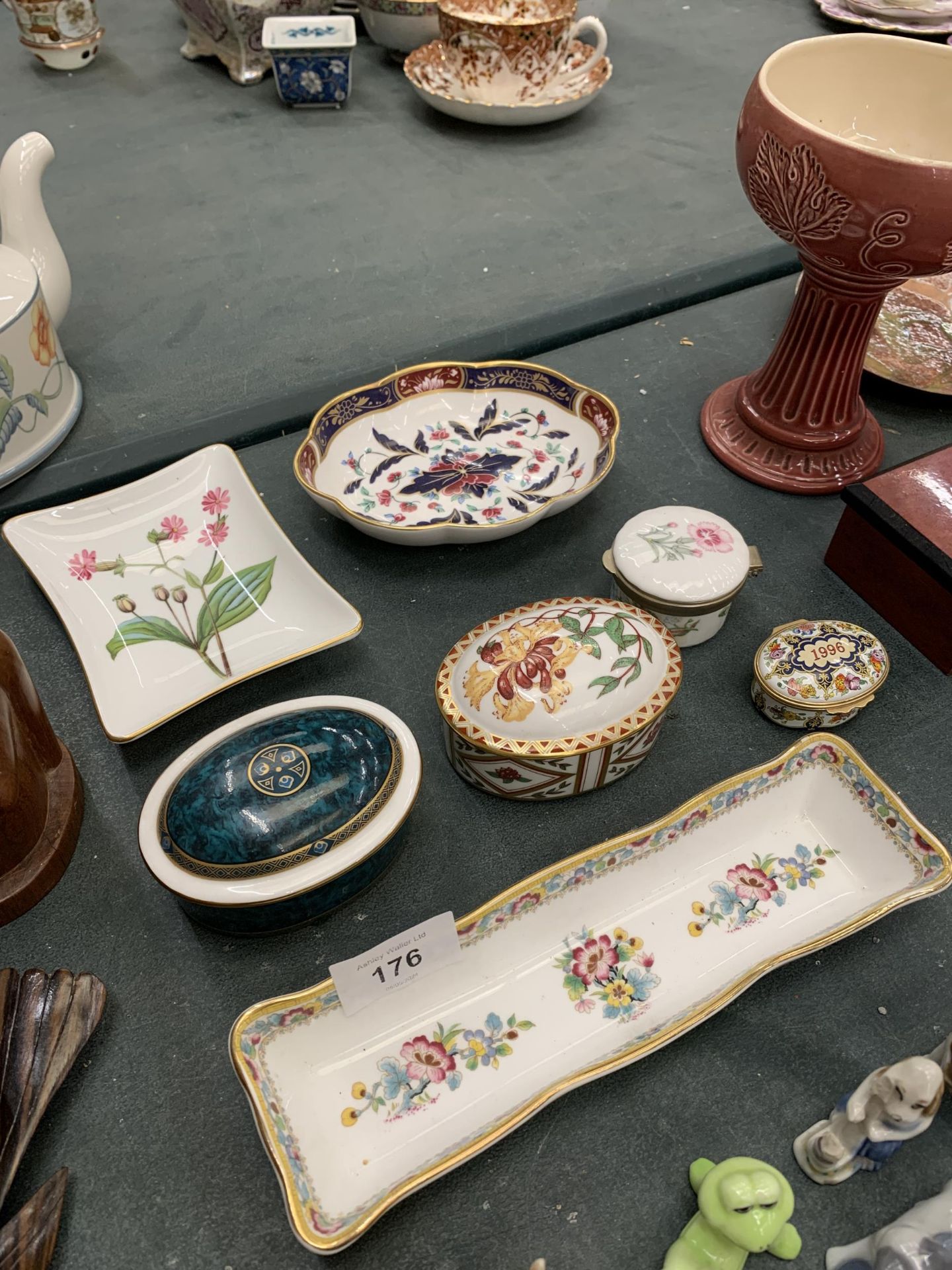 A QUANTITY OF TRINKET BOXES AND TRAYS TO INCLUDE ROYAL CROWN DERBY, MINTON, ROYAL WORCESTER, ETC - Image 3 of 4