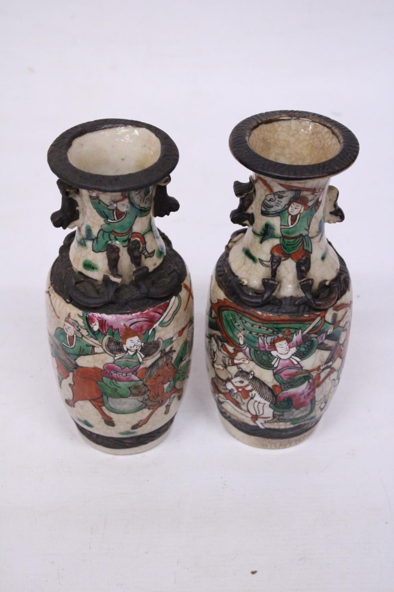 A PAIR OF CHINESE CRACKLE GLAZED VASES WITH WARRIOR SCENES - 18 CM (H) - MARK TO BASE - Bild 6 aus 6
