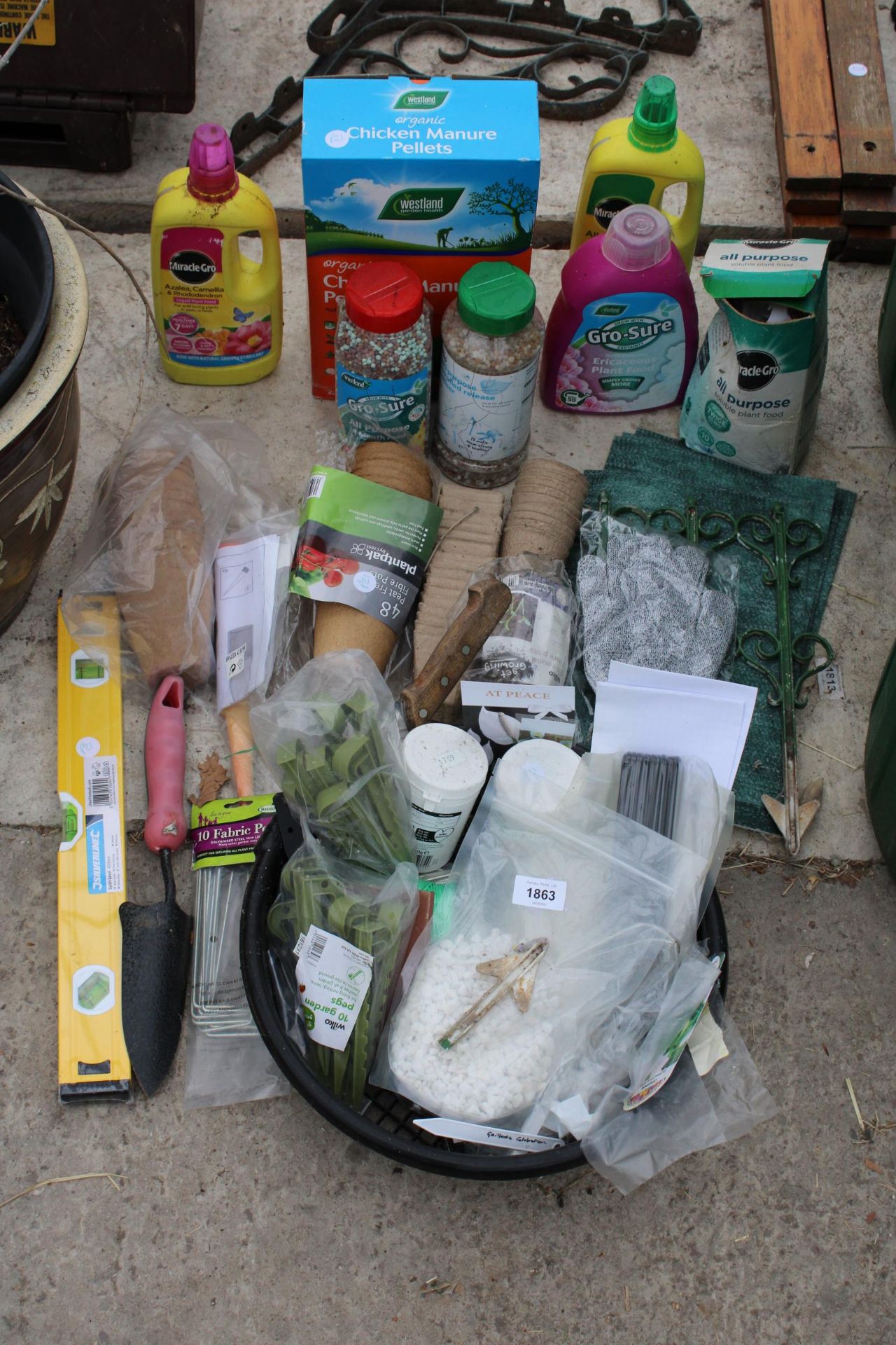 AN ASSORTMENT OF GARDEN ITEMS TO INCLUDE PLANT FEED, POTS AND STAKES ETC