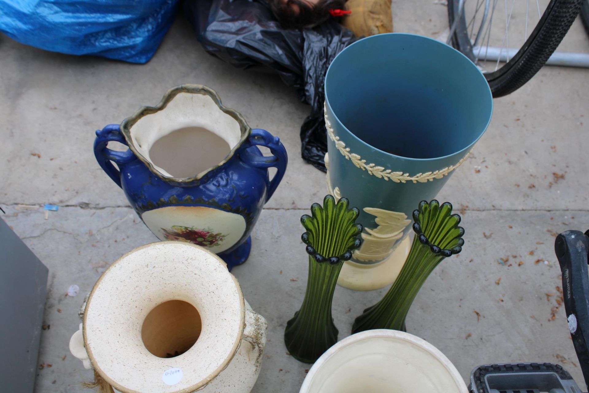 AN ASSORTMENT OF ITEMS TO INCLUDE VASES AND CERAMIC FRUIT ETC - Image 4 of 4