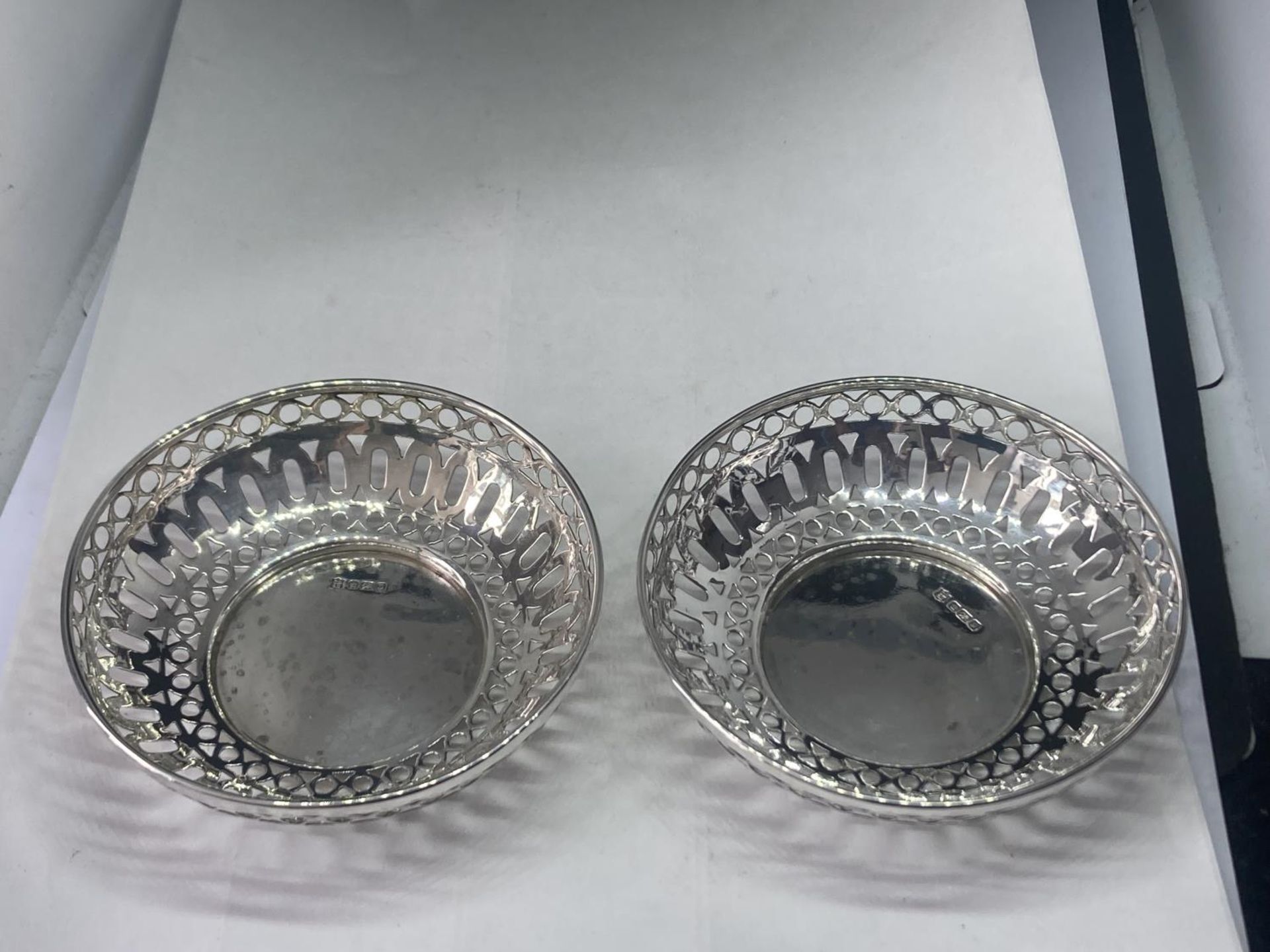 A PAIR OF HALLMARKED SHEFFIELD SILVER PIERCED DISHES - Image 2 of 6