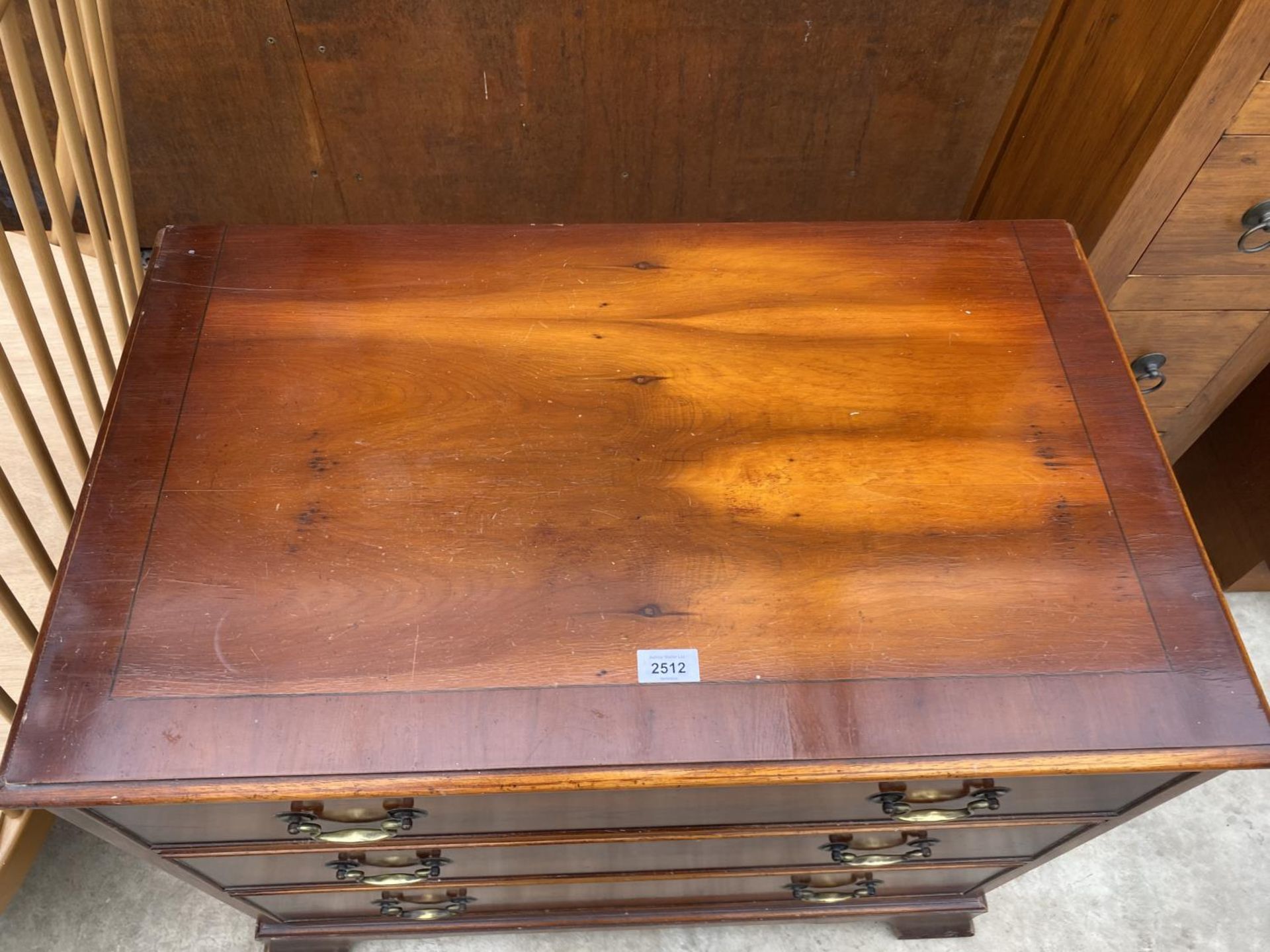 A YEW WOOD AND CROSSBANDED CHEST OF THREE DRAWERS, 30" WIDE - Image 2 of 4