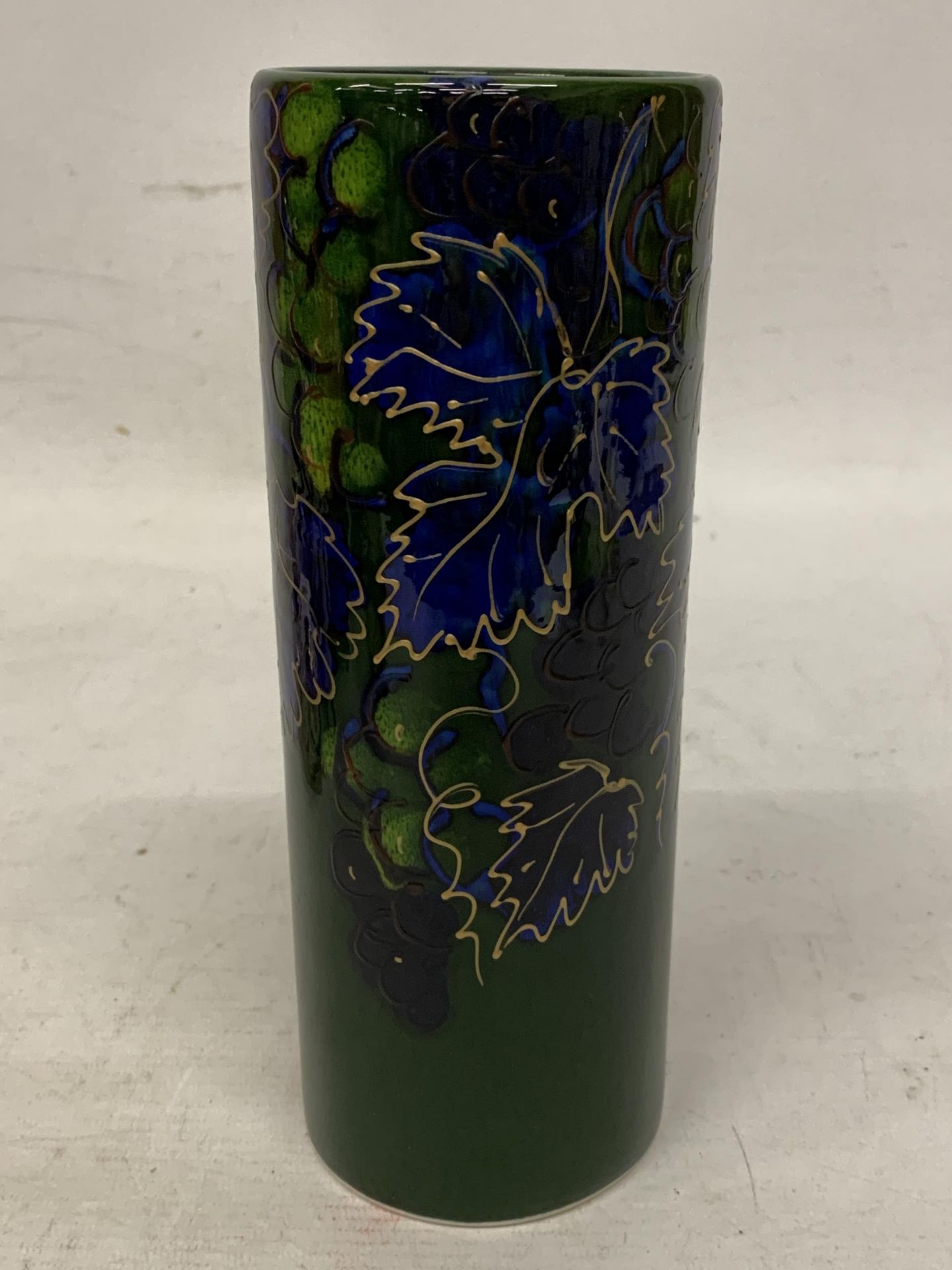 AN ANITA HARRIS VINEYARD VASE SIGNED IN GOLD - Image 2 of 4