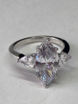 A WHITE METAL RING WITH 5 CARATS OF MOISSANITES SIZE O/P