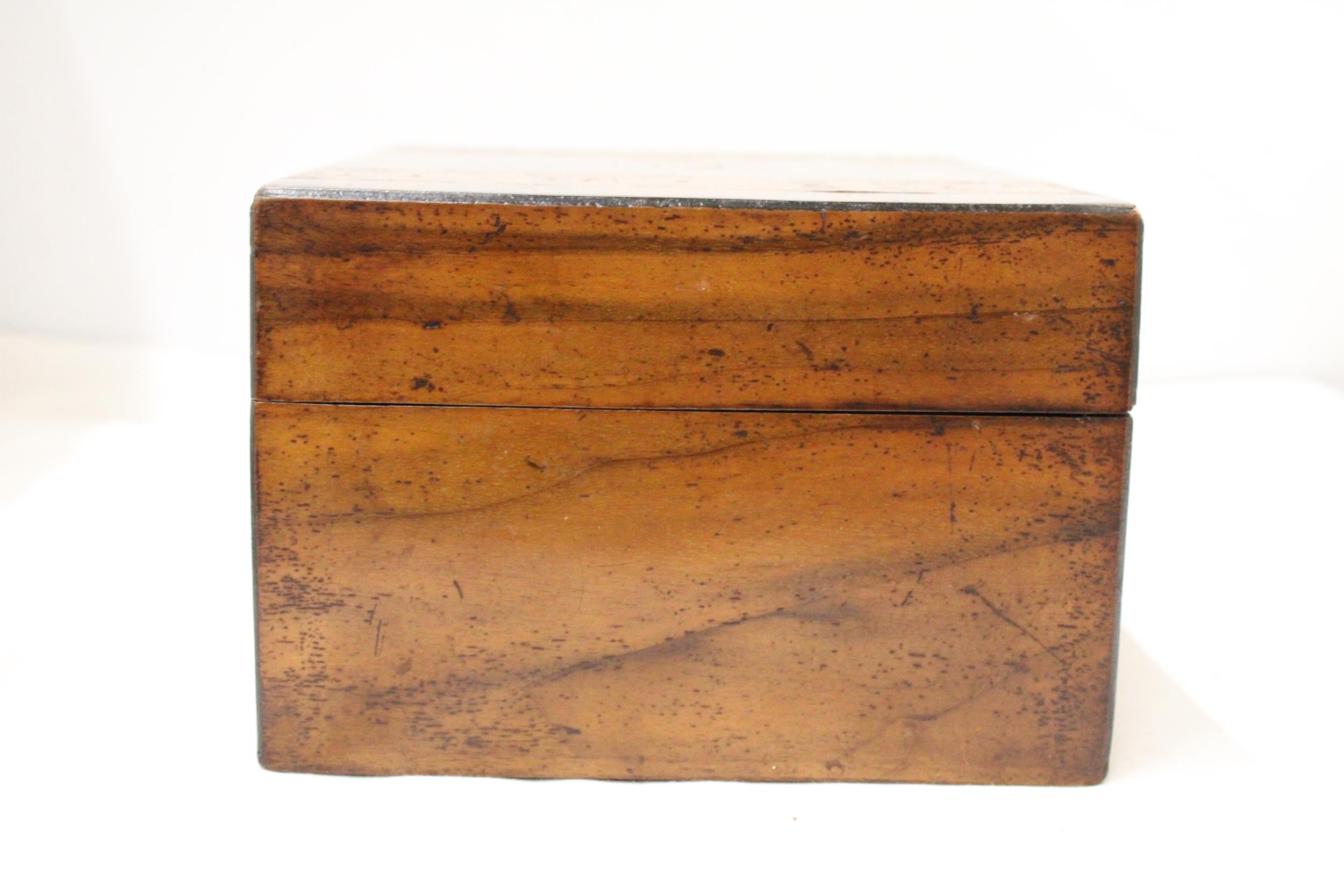 AN EARLY VICTORIAN ROSEWOOD ULTITY BOX WITH MARQUETRY AND NACRE 10" X 7" X 5" - Image 3 of 4