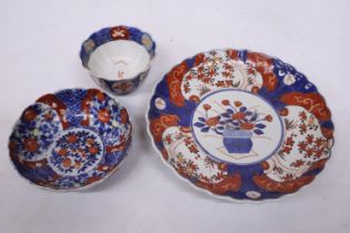 AN IMARI FLORAL BASKET DECORATION PLATE WITH FLUTED EDGE (26.5 CM) TOGETHER WITH TWO JAPANESE