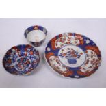 AN IMARI FLORAL BASKET DECORATION PLATE WITH FLUTED EDGE (26.5 CM) TOGETHER WITH TWO JAPANESE
