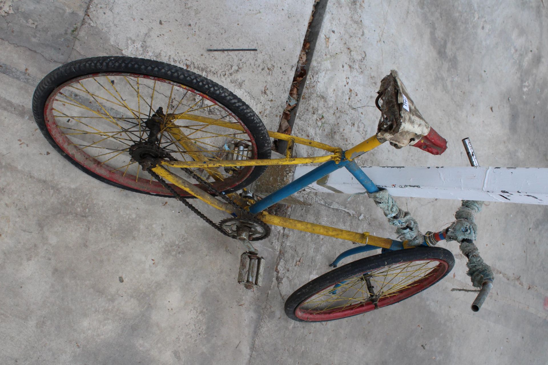 A VINTAGE CHILDS BIKE FOR RESTORATION - Image 2 of 3