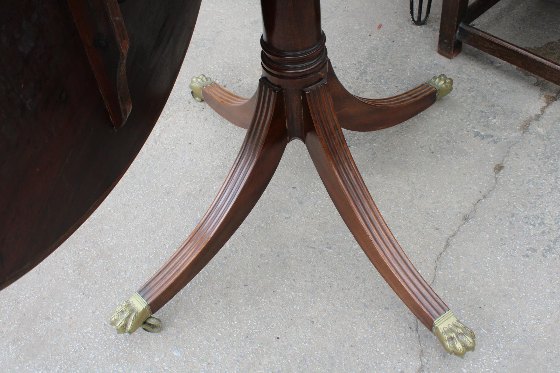 A REGENCY STYLE OVAL MAHOGANY MULTI-CROSSBANDED TILT TOP BREAKFAST TABLE, 61.5" X 45.5" - Image 3 of 8