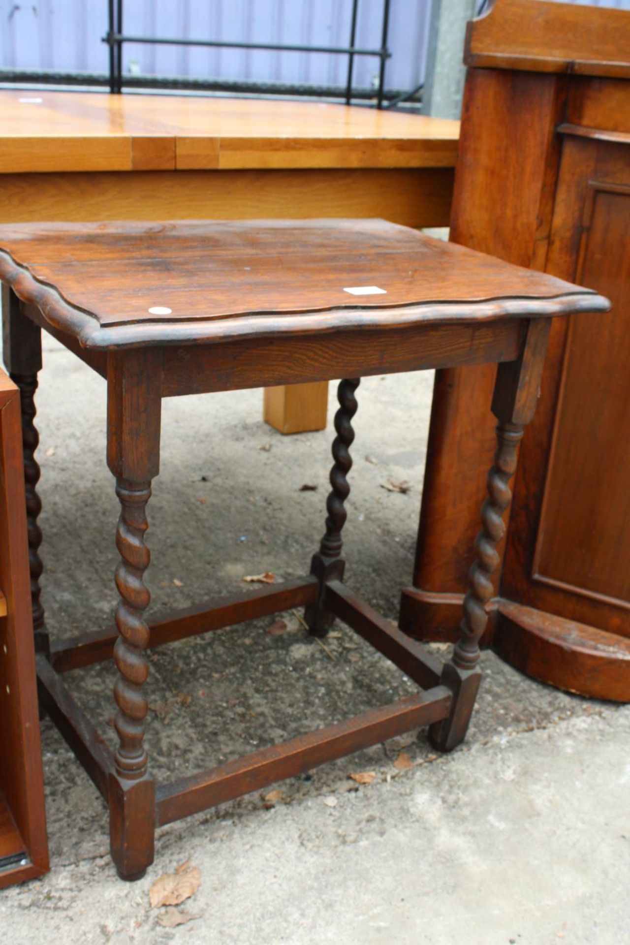 AN EARLY 20TH CENTURY OAK OCCASIONAL TABLE ON BARLEY TWIST LEGS 23" X 17" - Image 2 of 2