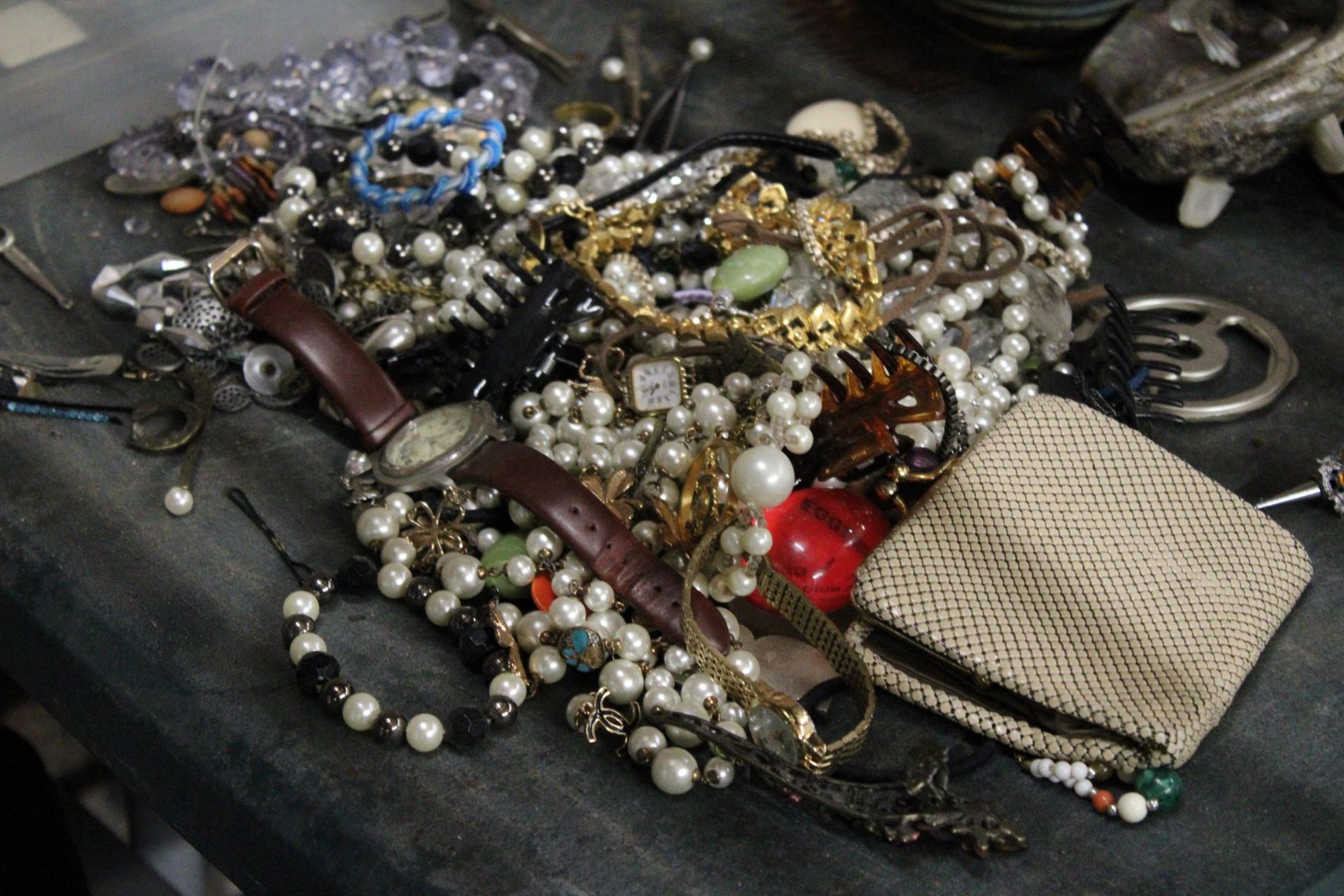 A QUANTITY OF COSTUME JEWELLERY TO INCLUDE NECKLACES, EARRINGS, BROOCHES ETC - Image 5 of 5
