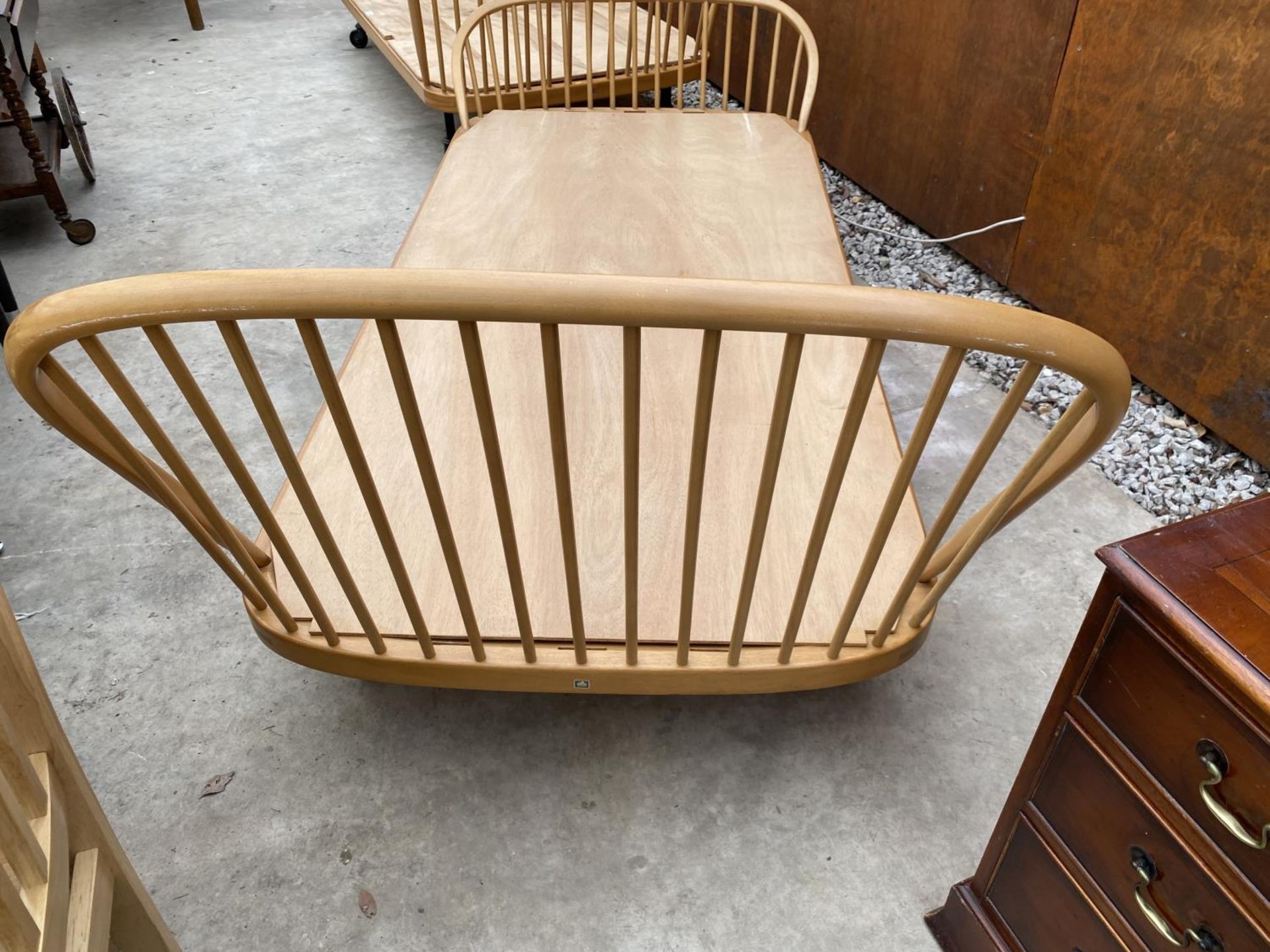 AN ERCOL BLUE LABEL BLONDE 3'6" WINDSOR STYLE BED - Image 6 of 6