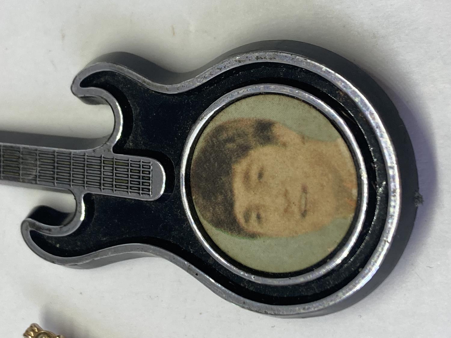 A RARE VINTAGE BEATLES GUITAR BROOCH AND A MOTHER OF PEARL EXAMPLE - Image 3 of 10