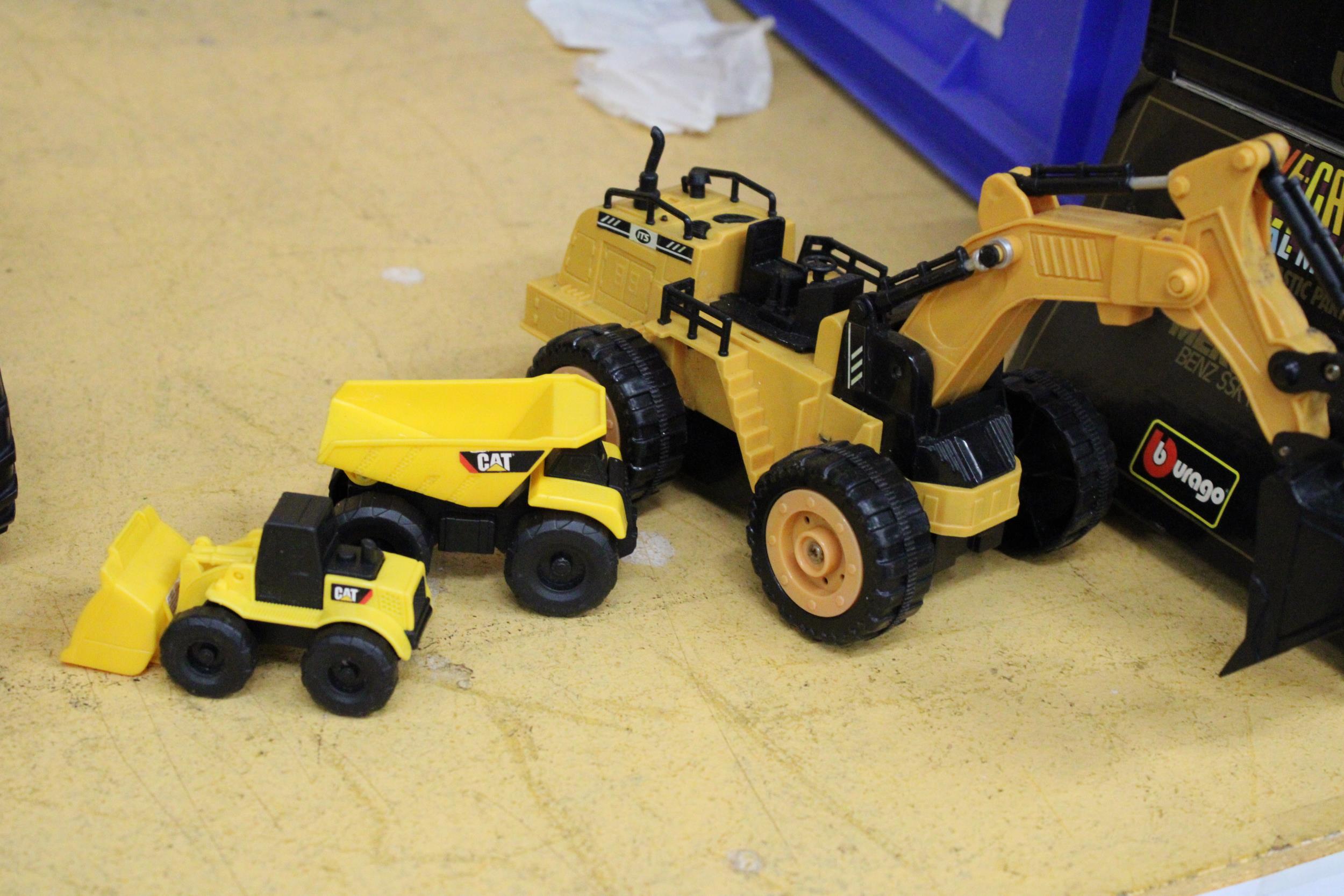 FIVE CAT AND JCB TOY VEHICLES - Image 5 of 5