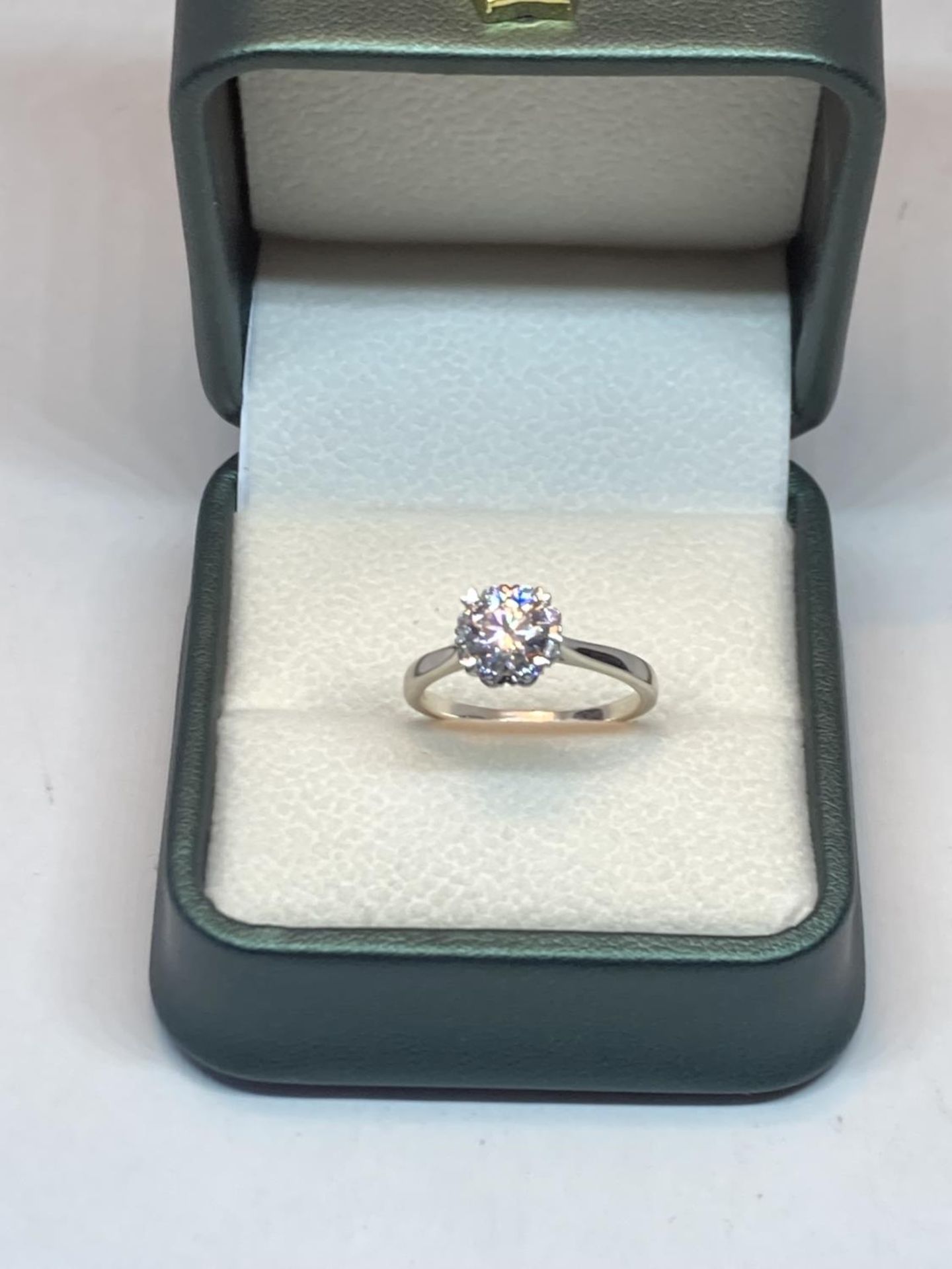 A MARKED 925 ONE CARAT SOLITAIRE MOISSANITE RING, SIZE N/O, WITH PRESENTATION BOX, AND GMA - Bild 3 aus 12