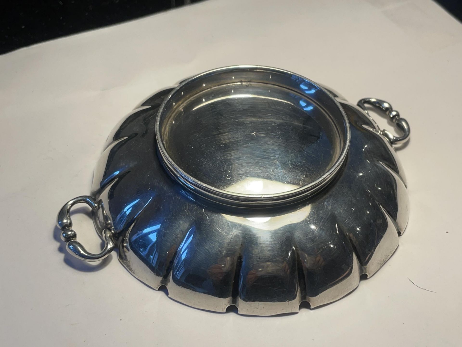 A HALLMARKED BIRMINGHAM SILVER TWIN HANDLED DISH GROSS WEIGHT 138.5 GRAMS - Image 2 of 3