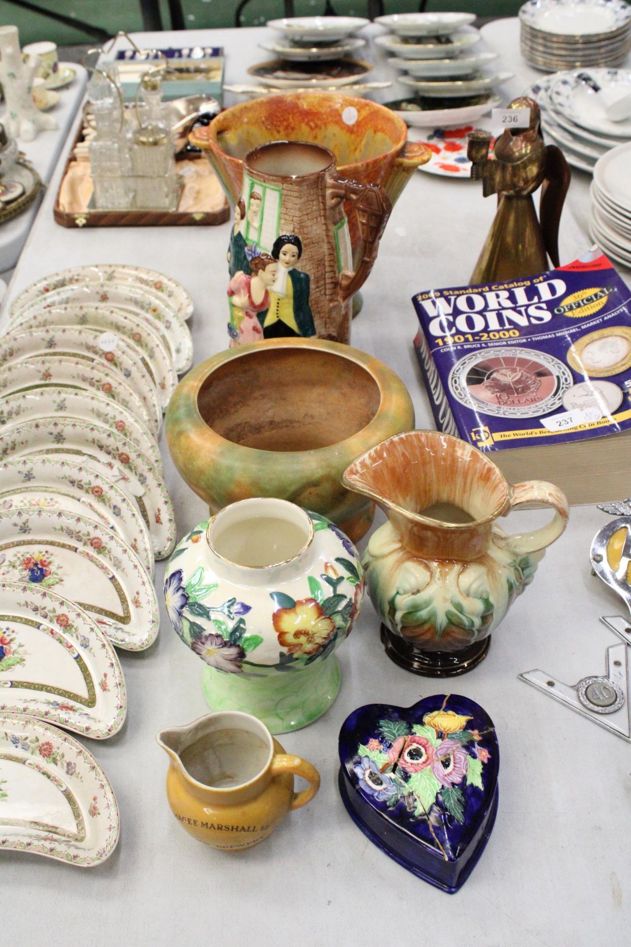 A MIXED LOT OF CERAMICS TO INCLUDE A BURLEIGHWARE JUG, A MALING VASE, A ROYAL CAULDON BOWL ETC