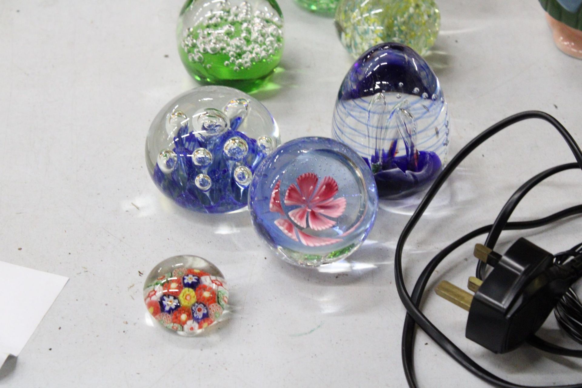 A COLLECTION OF 10 GLASS PAPERWEIGHTS TO INCLUDE CONTROLLED BUBBLES, ETC - Image 2 of 5