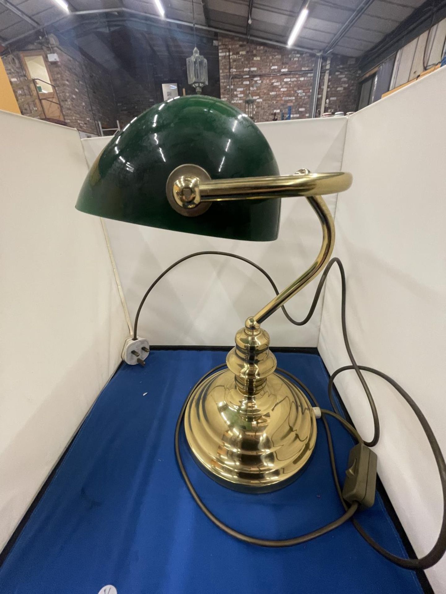 A BRASS BANKERS LAMP WITH A GREEN GLASS SHADE - Image 3 of 6